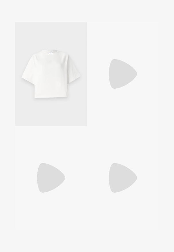 Biela voľná tričko s krátkymi raglánovými rukávmi, vyrobené z mäkkého materiálu. Obsahuje jemné logo na hrudi a okrúhly výstrih.; Pletená midi sukňa v jemne ružovej farbe s vertikálnym žíhaním a flitrami zvýrazňujúcimi jednu stranu, s priliehavým strihom a elastickou tkaninou.; Biele kožené mokasíny s robustnou čiernou platformou, zdobené obdĺžnikovou striebornou prackou a viditeľným šitím na vrchnej časti.; Čierna kožená crossbody taška s okrúhlym tvarom, dvoma nastaviteľnými popruhmi a decentným logom vpredu. Textúrovaný exteriér, minimalistický dizajn.