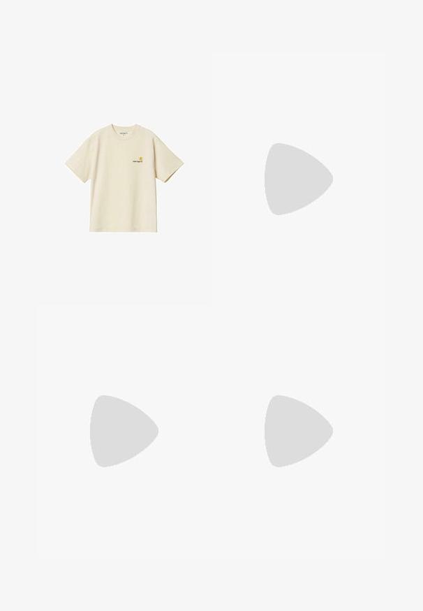 Biskupasto pamučna majica s kratkim rukavima i okruglim izrezom. Ima mali Carhartt logo u narančastoj boji na lijevoj strani prsnog dijela.; Bijele traperice s visokim strukom, ravnim nogavicama, vidljivim šavovima, pet džepova i metalnim zatvaračem.; Žute sandale od lažne kože s debelim bijelim potplatom. Imaju dvije široke trake i podesivu traku oko gležnja s metalnom kopčom.; Smeđe skupe naočale s ovalnim lećama, tankim drškama i prozirnim akcentima. Ima suptilan logo na sljepoočnici. Elegantan, lagan dizajn.