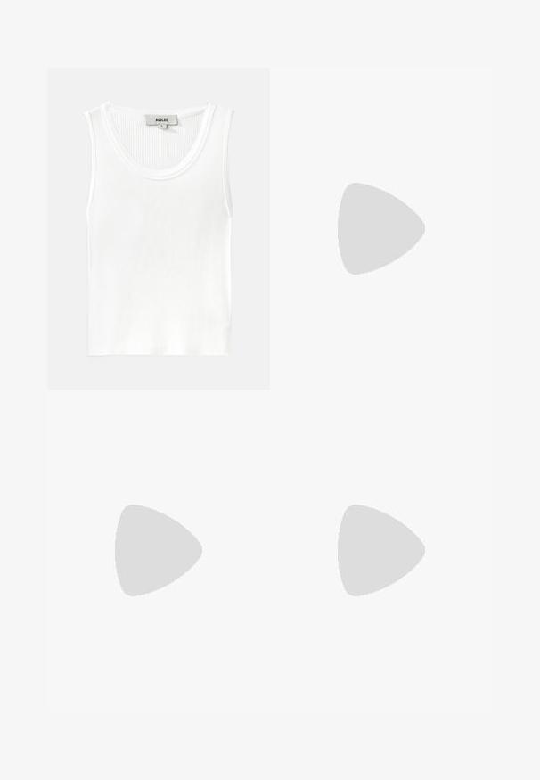 Valge ribadega top ümmarguse kaeluse ja laiate õlavarrepaeltega, millel on silt "AGOLDE" ja suurus "S."; Valged kõrge vöökoht ja laienevad püksid südamekujuliste esikottidega, nupu sulgemise ja vööloopidega, esitatud lihtsal taustal.; Must must have must toote tõmblukuga, dekoratiivsed rihmad metallist silmadega ja madal blokk-kand. Tekstureeritud pind.; Must musträkk, millel on lai rihm, kuldne metallist viimistlus ja kaks riputatavat silti, millel on kuldsete tähtedega graveeritud "LOVE MOSCHINO".