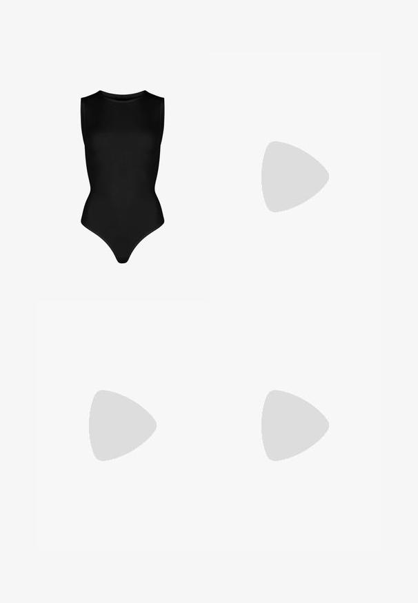 Zwarte mouwloze bodysuit van rekbaar materiaal, met een hoge halslijn en een strakke pasvorm met een stringonderkant. Geen patronen of hardware.; Witte denim wijde pijpen broek met een hoge taille, twee voorzakken en metalen accenten. Beschikt over een schone afwerking en minimale details.; Sportschoenen met een witte leren bovenkant, grijze suède neus en drie zwarte strepen. Bevat een blauw logo op de tong en een gestructureerde rubberen zool.; Vivienne Westwood THREE ROW RELIEF CHOKER - Ketting - silver-coloured/white