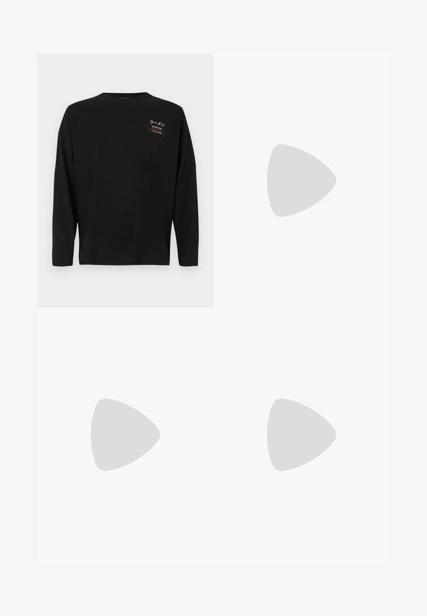 Tricou negru cu mâneci lungi, din bumbac. Are un mic petic de material pe partea stângă a pieptului, cu text japonez și un design dreptunghiular.; Pantaloni negri largi din corduroy, cu buzunare frontale mari și bucle pentru curea, având un sistem de închidere cu buton și fermoar.; Coroană de escaladă roșie și neagră cu un superior din piele întoarsă, talpă din cauciuc și un cârlig de prindere. Prezintă un design tip slip-on și un branding distinctiv "5.10".; Geantă de umăr din nailon negru, cu curea ajustabilă, având o textură netedă, un buzunar frontal cu fermoar și un accent cu logo.