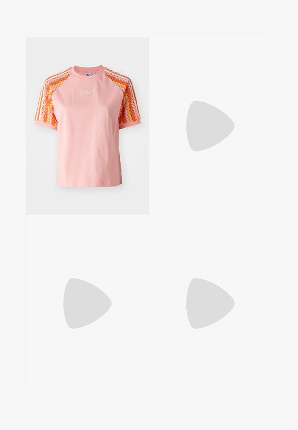 Ružový bavlnený tričko s krátkymi rukávmi, s tkaninou s vlnkovaným vzorom v oranžovej a žltej farbe na pleciach a s vyšitým logom.; Béžové nohavice s širokými nohavicami a zigzagovými vzormi, s čiernym logom na páse a bočnými čiernymi pruhmi. Ľahká, textúrovaná látka.; Obuv: ploché sandále s nastaviteľnými popruhmi v broskyňovej, béžovej a krémovej farbe. Gumená podrážka s textúrovaným povrchom, hnedé akcenty a čierny základ.; Ružová lakovaná kabelka s čiernym logom a rúčkami, s zaobleným tvarom a zipsovým uzáverom. Lesklý povrch zvyšuje viditeľnosť.
