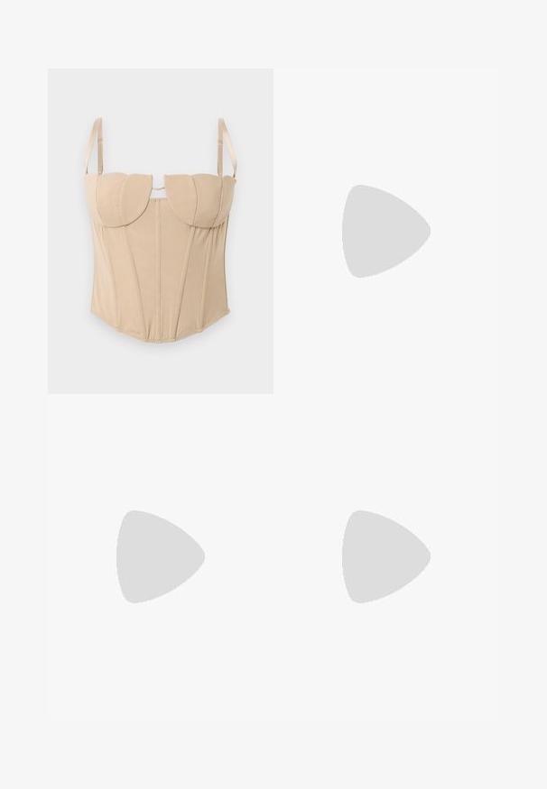 Top corset bej cu cupe structurate, bretele ajustabile și cusături verticale. Textură netedă a materialului, cu o siluetă ajustată.; Pantaloni din plasă negri cu un design cu picioare largi, dotati cu un brâu elastic negru și buzunare laterale. Material texturat, ușor.; Sandale cu toc înalt din piele patenta bej, cu curea ajustabilă la gleznă, accent cu fundiță neagră și detalii din hardware auriu.; Geantă de umăr din piele neagră, cu o curea lată, accesorii aurii și două etichete suspendate cu inscripția "LOVE MOSCHINO" în litere aurii.