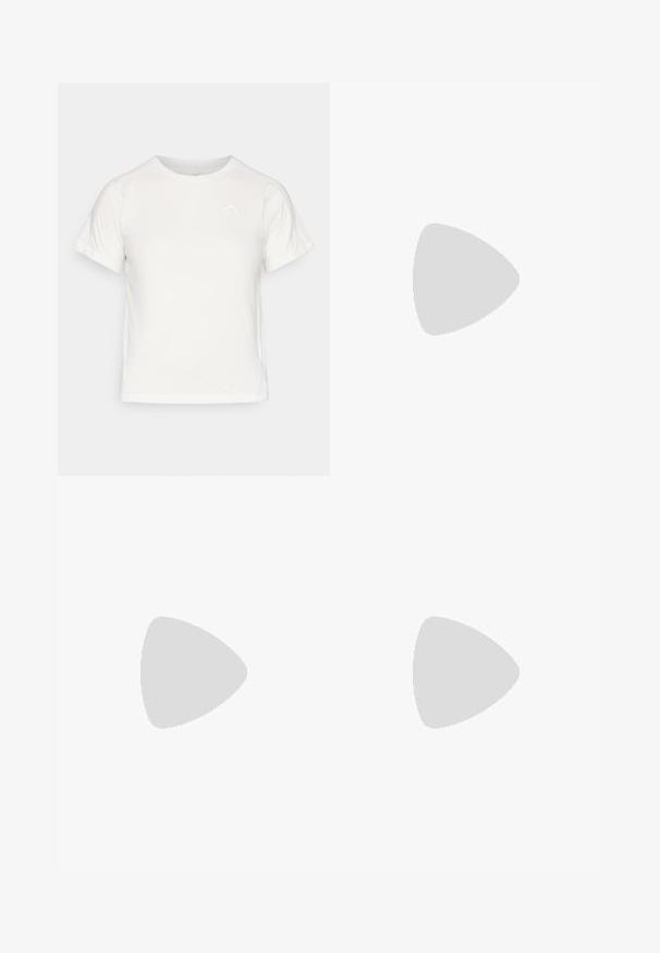 Leichtes weißes T-Shirt mit kurzen Ärmeln, Rundhalsausschnitt und einem kleinen Logo in der oberen linken Ecke. Glatte Stoffoberfläche mit leichtem Glanz.; Schwarze Radsport-Bib-Shorts mit weißen Netzträgern, gepolstertem Sitz und Logo nahe dem Saum. Der Stoff wirkt glatt mit einer strukturierten Passform.; Weißer Sportschuh mit Mesh-Obermaterial, gepolstertem Kragen und einem hellgrauen Nike-Swoosh. Hat eine strukturierte Sohle für Traktion und Stabilität.; Nike Sporttasche mit einem dunkelgrauen und schwarzen Design, das ein großes weißes Logo, zwei Griffe und einen verstellbaren Schultergurt aufweist.