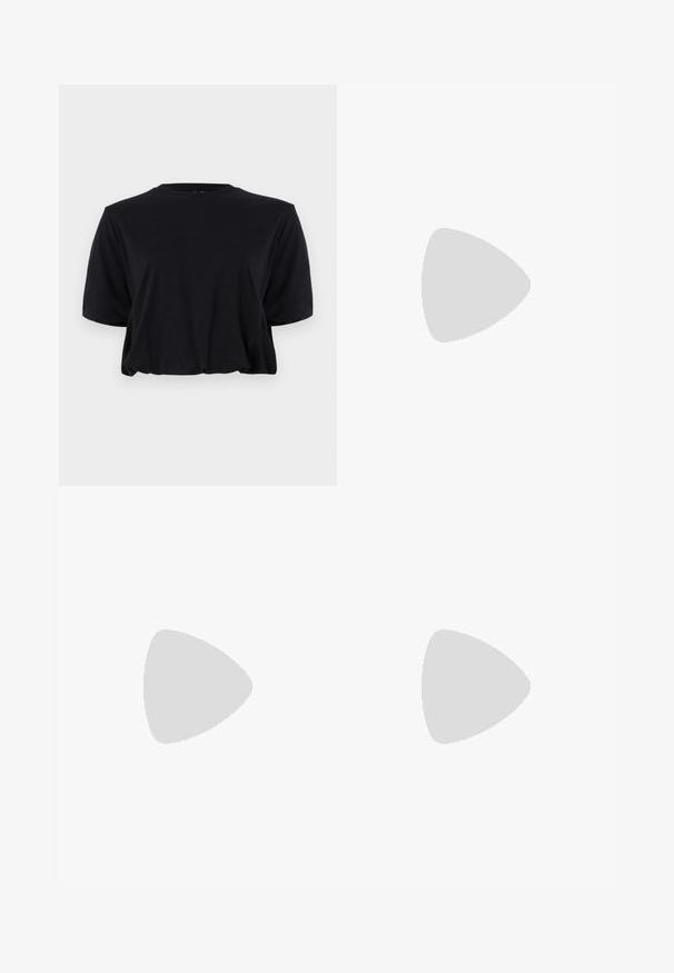 Svart cropped t-skjorte i bomull med korte ermer og rund hals, med et rent, sømløst design og myk tekstur.; Hvite denimshorts med rett snitt, forsynte lommer, knappelukking og en ren, jevn tekstur.; Mørkeblå semsket skinnsko med rund tå, snøring og kremfarget gummisåle. Kombinert med hvite ribbestrikkede sokker.; Svart lærveske med en buet form, avtagbar stropp og gullbeslag. Vesken har et klaff med spenne-detall.
