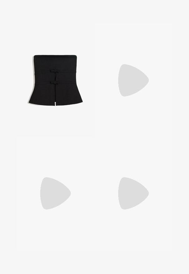 Svart tyg strapless topp med en utsvängd nederdel, med två knytningar vid midjan och en slät, stretchig textur.; Svart tvålagers maxikjol med en volangdesign, tillverkad av lättviktsmaterial, med bred midja och asymmetrisk nederkant.; Svarta klackade mules med tår med bred öppen tå och en böjd överdel. Tillverkade av strukturerat tyg, med en slank klack och en slät sula.; Svarta solglasögon med ovala linser, glansigt plastbåge och smala armar. Har Ray-Ban-logotypen i vitt på sidan.; Svart läderhandväska med flätade handtag, texturerad yta, dragkedjeförsedd framficka och dekorativa fransdetaljer. Kompakt och strukturerad form.; Träring med metallnitar, mörkbrun färg, texturerad yta. Silverfärgad slät bandring, enkel design.