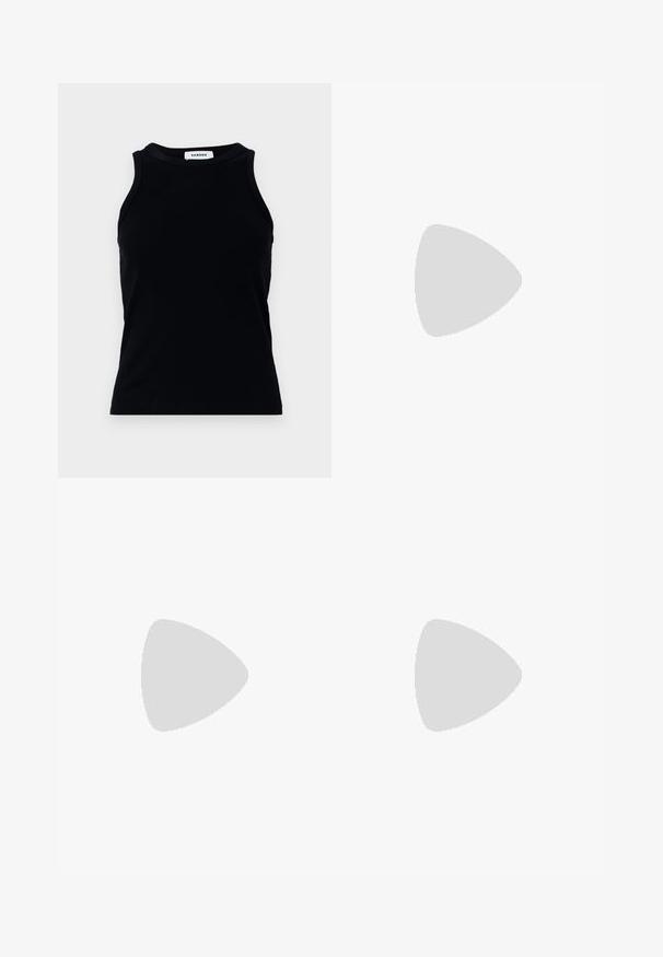 Must have mustriba tank top ümmarguse kaeluse ja laiade õlgadega. Ilma dekoreerimise või mustriteta. Sile tekstuur.; Must mustriga seelik kuldsete detailidega. Omab küljetaskuid logodetailidega, valmistatud siledast materjalist. A-laineline siluett.; Mustad mustekad jalanõud õhukeste rihmadega, tekstuuritud pinnaga, avatud varba ja libiseva, terava kontsaga disain. Omab sileda sisesooli ja läikivat pinda.; Burgundia nahast käekott kumerate joontega, kuldse ümmarguse metallosaga ja ühe õlavarre rihmaga. Sile tekstuur, minimalistlik disain.