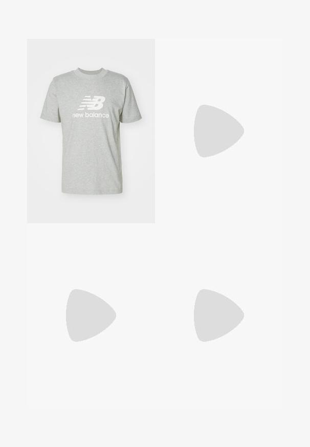 Svetlo šedé bavlnené tričko s krátkymi rukávmi, okrúhlym výstrihom a bielym logom "New Balance" výrazne umiestneným na prednej strane.; Tmavošedé nohavice s rovnými nohavicami na prácu, s pútkami na opasok, predným gombíkom a zipsom, bočnými vreckami a háčikom na kladivo na pravej nohe.; Čierna bežecká obuv so zmesou sieťoviny a syntetických materiálov, robustnou podrážkou, zakriveným dizajnom a výrazným logom na boku.; Strieborný kovový náhrdelník z reťaze s hrubými, prepojenými článkami, lesklým povrchom a malým zapínaním s detailom značky.