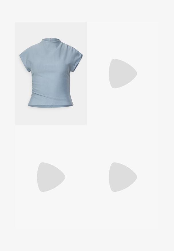 Lichtblauw kort mouwtop met een hoge kraag, aangesloten ontwerp, geplooide details op de schouders en een verborgen rits aan de achterkant.; Witte blouse met lange mouwen, V-hals, geplooide textuur, plooien in de taille en elastische manchetten. Merkenlabel zichtbaar aan de binnenkant.; Witte kant maxi-rok met bloemenpatroon, voorzien van een aansluitende taille en een vloeiende, semi-transparante onderkant. Gelaagd materiaal.; Grijze lichtgewicht schoenen met een bovenwerk van mesh en een gevoerde tussenzool. Voorzien van een klittenband en een afgeronde neus met een uitgesneden zoolontwerp.; Blauwe nubuck handtas met een gladde leren basis, een omvouwflap, een zilveren sluiting en een lange verstelbare schouderriem.; Zilveren hartvormige medaillon ketting met sierlijke gravures, hangend aan een fijne ketting, met een gepolijste metalen afwerking.