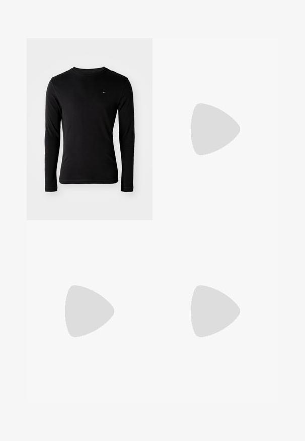 Langærmet sort T-shirt lavet af blødt bomuld med rund halsudskæring. Har et lille trekantet logo på brystet og syede kanter.; Beige tapered bukser i et blødt stof, med syede detaljer og elastiske manchetter. Inkluderer lukning med en frontknap og fem lommer.; Hvide lædersneakers med perforeringer, rund tå, flad sål og tykke snørebånd, med et synligt swoosh-logo og "AIR" på hælen.; Sølv rustfrit stål urrem med en marineblå urskive, metallic timemarkører og et datovindue kl. 3. Vandafvisende op til 50 meter.