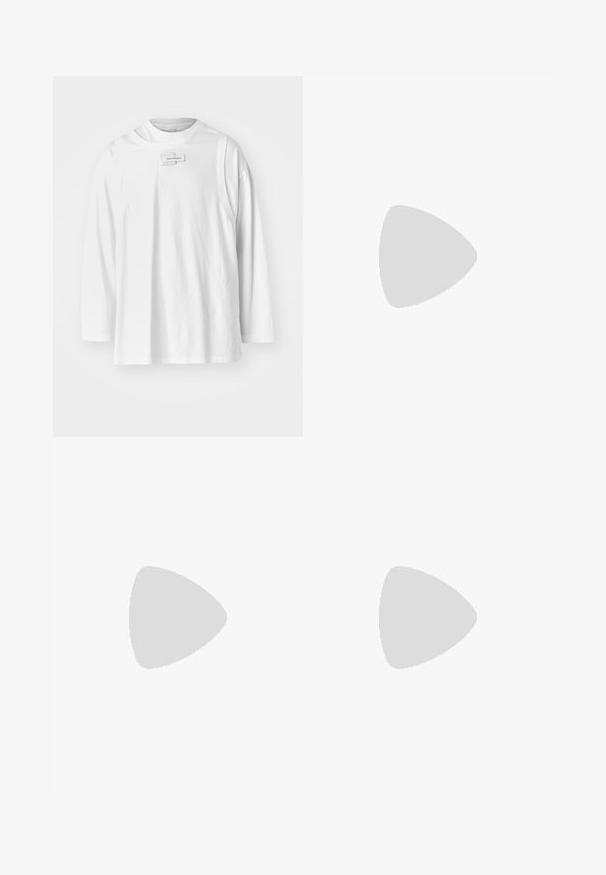 Feng Chen Wang DECONSTRUCTION UNISEX - Μπλούζα με μακριά μανίκια - white; Παντελόνι cargo σε ταμπά και κρεμ σχέδιο ζέβρας. Διαθέτει ίσια πόδια, δυο πλευρικές τσέπες και κλείσιμο με κουμπί με μεταλλικές λεπτομέρειες.; Μαύρες δερμάτινες loafers με στρογγυλή μύτη, �διακοσμημένες με χρυσά αξεσουάρ και λεπτομέρειες ραφής, τοποθετημένες σε χαμηλή, υφασμάτινη ελαστική σόλα.; Μαύρη δερμάτινη τσάντα χιαστί με φερμουάρ στην μπροστινή τσέπη, ανάγλυφο λογότυπο και ρυθμιζόμενο λουρί. Λείος υφάσματος με δομημένο σχήμα.