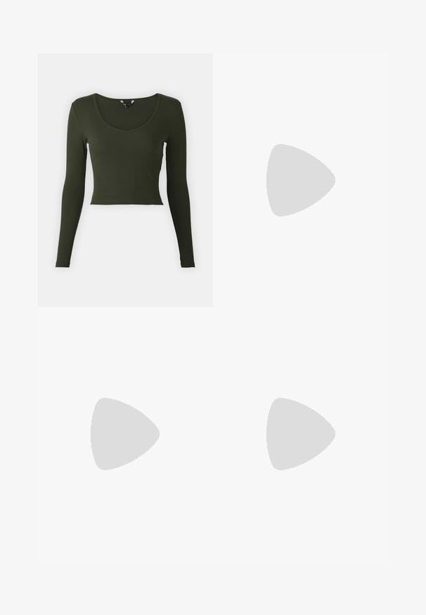 Langermet, tettsittende topp i mørkegrønn ribbet stoff med bred rund hals og kort skjæring. Glatt tekstur med elastisk materiale.; Even&Odd Petite Joggebukse - light green; Brune lær sandaler med kryssdesign, flat såle og små sirkulære detaljer. Glatt tekstur, minimalistisk stil.; Sølvblomstformede ørevipper med en teksturfinish, der har lange kroker og kronbladlignende detaljer for et intrikat design.