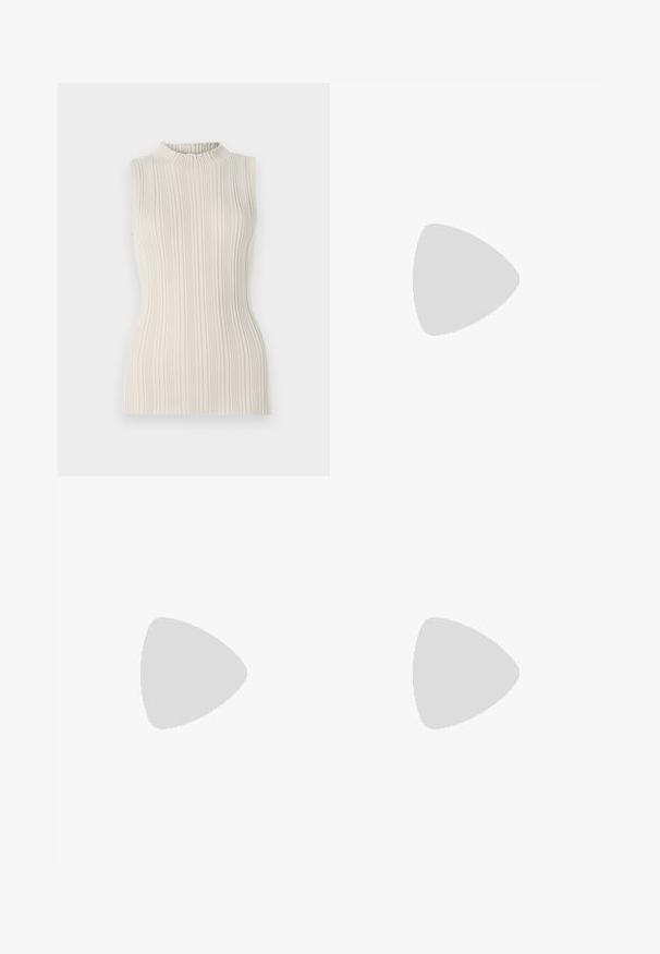 Top sans manches en beige clair, doté d'une texture côtelée et d'un col haut froncé. La silhouette cintrée met en valeur la forme.; Jean en denim bleu foncé avec une coupe droite, taille haute, décoloration subtile, cinq poches et fermeture à bouton en métal.; Sandales en cuir noir avec de fines lanières et une sangle autour de la cheville à boucle. Semelle plate avec une finition texturée et un bord en zigzag. Design minimaliste.; Sac à main en cuir noir avec un design structuré, featuring une forme cropped, une poignée supérieure et des accents en matériel doré. Bandoulière réglable incluse.
