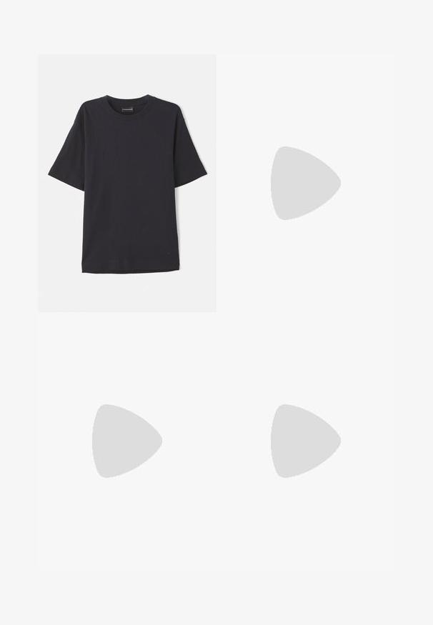 T-paita lyhyillä hihoilla, tummansinisestä ribbikankaasta, joissa on pyöreä pääntie ja hienovarainen logo oikeassa alareunassa. Pehmeä rakenne, rento istuvuus.; Vaaleanruskeat hikoiluhousut, joissa on joustava vyötärö, valkoiset ja ruskeat narut, sivutaskut ja käärityt nilkat valkoisella taustalla.; Valkoinen nahkainen lenkkari, jossa on pyöreä varvas, tasaiset nauhat ja kermaisten kumipohja. Sisältää hienovaraisia kultaisia brändäyksiä ja sileän pinnan.; Musta pyöreä aurinkolasit tummilla linsseillä ja kapeilla metallikehyksillä. Sisältää kirkkaat temppelet ja hopeiset yksityiskohdat saranassa. Minimalistinen muotoilu.