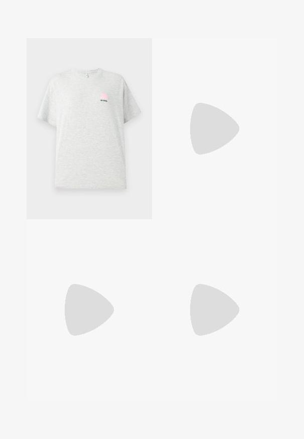 Svetlo siva kratkosleeva majica od pamuka, s malim grafičkim prikazom ružičaste kape i izvezenim tekstom "BE GOOD" u crnoj boji.; Široke traper hlače v srednji modri pranju. Imajo gumbasto zapiranje, dva sprednja nabora in kontrastni šiv. Mehka tekstura in gladka površina.; Replay PYPER W TRADE - Športni copati - white; Even&Odd Torbica - black