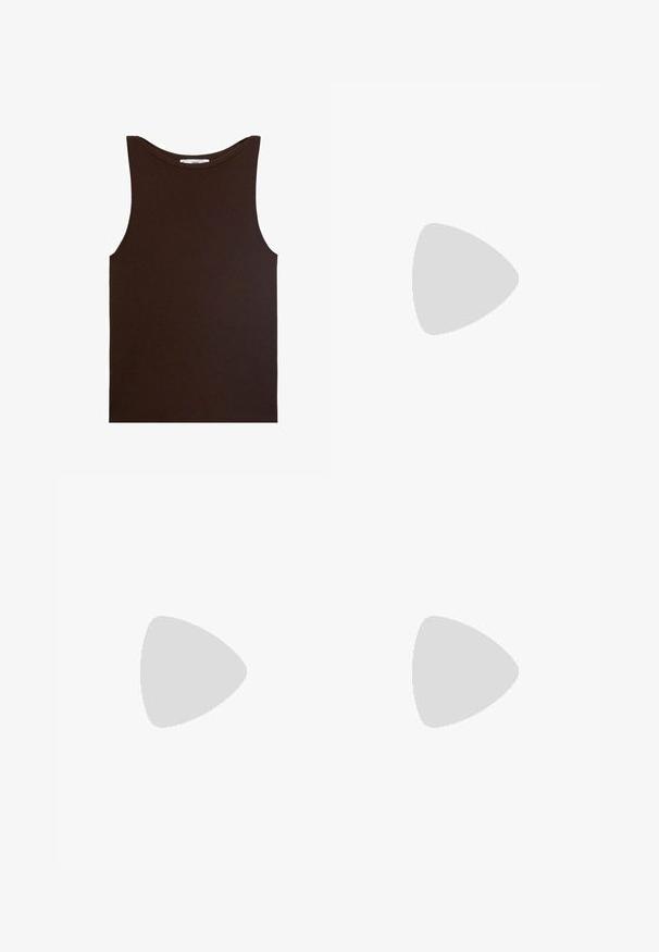 Top senza maniche marrone realizzato in tessuto a costine. Presenta un collo rotondo e un orlo dritto, senza loghi o motivi visibili.; Gonna in pelle marrone con orlo in pelliccia sintetica, dotata di due tasche con zip e una texture liscia nella parte superiore.; Scarpa slingback nera intrecciata con punta affusolata, suola piatta e cinturino alla caviglia regolabile. Presenta un design aperto per una maggiore traspirabilità.; Occhiali da sole tartarugati marroni con lenti ovali, caratterizzati da una montatura sottile e un piccolo accento metallico sul lato. Finitura texturizzata e lucidata.; Borsa in suede beige con forma arrotondata, dotata di tre tasche arricciate sul davanti e di una sola tracolla regolabile.