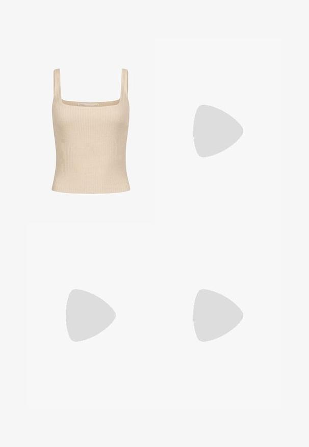 Beige geripptes Tanktop mit quadratischem Ausschnitt und dünnen Trägern, das eine figurbetonte Passform und eine weiche Textur aufweist. Markenetikett sichtbar.; Silberne weite Hose aus einem crinkled Textil, mit hoher Taille und einemReißverschluss hinten.; Spitz zulaufender Slingback-Absatz aus einem glatten, glänzenden, tanfarbenen Material. Mit einem geschwungenen Ausschnitt-Design und einem schlanken Stiletto-Absatz. Silberne Schnallendetails.; Schwarze Laptoptasche aus Leder mit glatter Textur, rechteckiger Form und zwei langen Griffen. Keine sichtbaren Beschläge oder Verzierungen.
