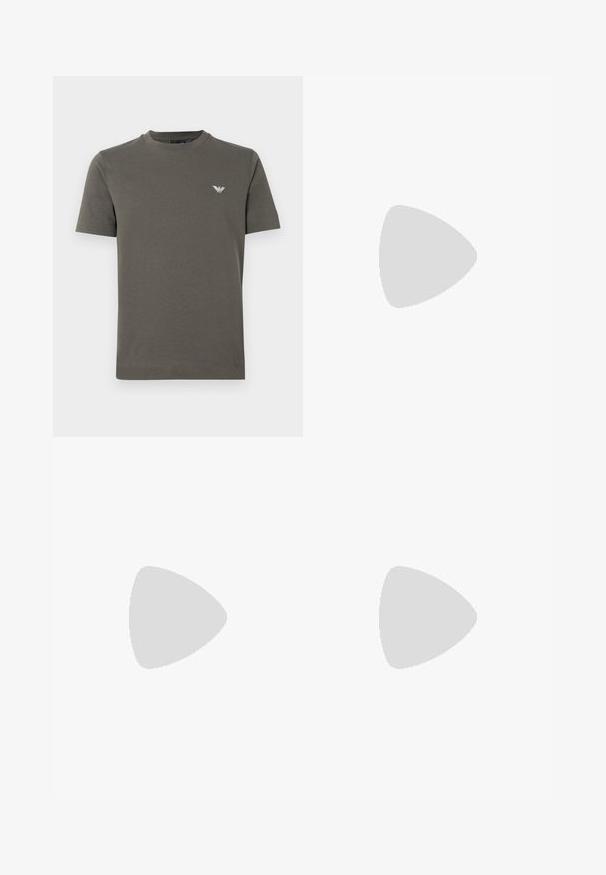 T-shirt in cotone verde oliva con collo rotondo, maniche corte e piccolo logo bianco sul petto a sinistra. Tessuto liscio, design minimalista.; Filippa K THEO - Pantaloni - sage melange; Sneaker in pelle nera con profilo basso, punta tondeggiante e chiusura stringata; presenta una suola in gomma testurizzata e dettaglio del logo sul tallone.; Borsa a tracolla in pelle nera con un scomparto con zip, dettaglio del logo e una tracolla regolabile con branding. Indossata sopra un maglione blu navy a trama.