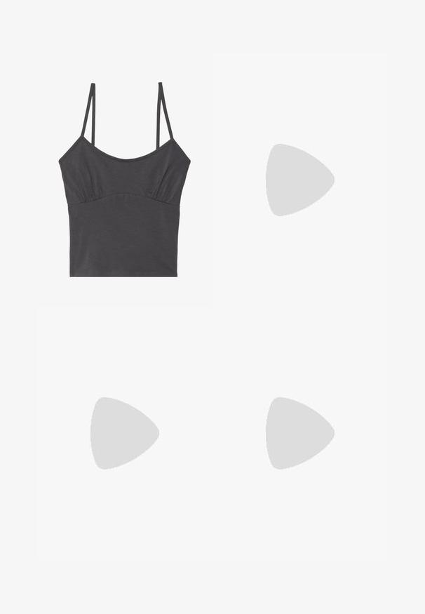 Camisole en coton gris avec des bretelles fines et réglables, ornée de détails froncés au niveau de la poitrine et d'un ourlet droit. Texture lisse.; Shorts de couleur pêche en tissu doux. Dotés d'une taille élastique et d'un petit logo brodé dans le coin inférieur.; Sandale blanche à talons hauts avec un talon épais, présentant un design à lanières et un lien autour de la cheville. Texture lisse avec une plateforme à l'avant pour une hauteur supplémentaire.; Sac à main en cuir noir avec une forme courbée, bandoulière amovible et des accessoires en or. Le sac est doté d'un rabat avec un détail de boucle.