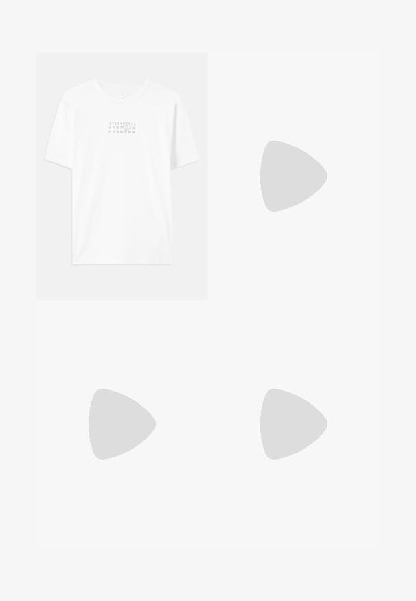 Weißes Baumwoll-T-Shirt mit einem zentralen grauen Grafikdesign, das Zahlen und ein kreisförmiges Muster zeigt. Klassischer Rundhalsausschnitt und kurze Ärmel.; Schwarze gesteppte Shorts aus glänzendem, gepolstertem Stoff. Mit Reißverschluss, Fronttaschen und einem Zickzack-Stichmuster auf der Oberfläche.; Weiße Sneaker mit Wildlederelementen, runder Zehenpartie, flachen Schnürsenkeln und einer cremefarbenen Gummisohle. Mit grünen Markenlogo am Fersenbereich.; Schwarze Leinenshoppingtasche mit zwei Griffen, flachem Oberteil, strukturierten Oberflächen und einem kleinen, geprägten Logo auf der Vorderseite.