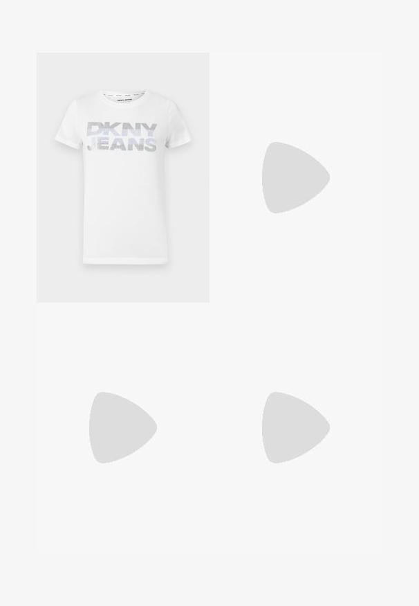 T-shirt en coton blanc avec "DKNY JEANS" en grandes lettres argentées brillantes sur le devant. Manches courtes, encolure ronde.; Pantalons en dentelle noire avec un design à jambes larges. Caractérisés par des motifs floraux complexes sur une section inférieure semi-transparente, taille lisse.; Talons hauts en cuir noir avec un bout pointu, dotés d'un talon fin et d'un accent en ton or sur la lanière réglable. Texture lisse.; Sac à main en cuir noir avec un design structuré, featuring une forme cropped, une poignée supérieure et des accents en matériel doré. Bandoulière réglable incluse.