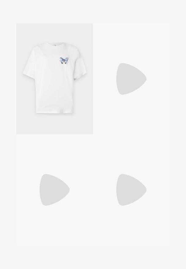 Bílý bavlněný tričko s barevným potiskem motýla na levé části hrudi. Krátké rukávy a volný střih.; Béžové kalhoty s elastickým pasem a dvěma předními kapsami, se zúženým střihem a hladkou strukturou. Vhodné pro volnočasové nebo neformální nošení.; Černé lakované sandály na vysokém podpatku se dvěma pásky se sponami, čtvercovou špičkou a robustním blokovým podpatkem, s hladkou, lesklou texturou.; Hnědá kožená taška přes rameno s hladkou texturou, otevřeným designem a dvěma ramenními popruhy. Obsahuje minimální švy a žádné viditelné kovové prvky.