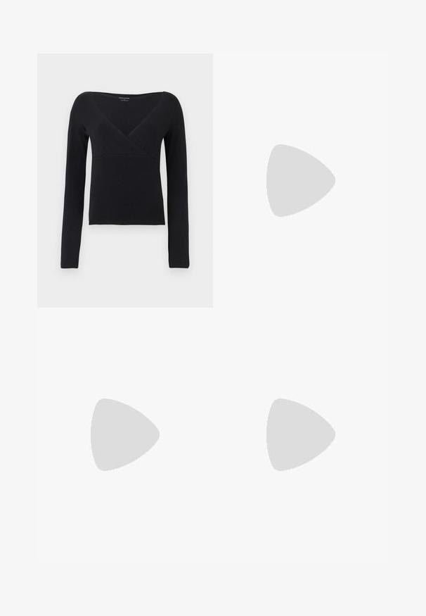 Camisa preta de manga longa com design em V, feita de tecido suave. Apresenta um corte ajustado e detalhes sem costura nos ombros.; Saias pretas, com pregas, feitas de um tecido macio, apresentando uma cintura elástica e um silhueta volumosa. Sem padrões ou detalhes visíveis.; Sapato de salto alto tipo slingback em verniz castanho escuro brilhante, com bico apontado, laterais abertas e tira ajustável ao tornozelo.; Bolsa de mão em couro preto com uma forma única em leque, apresentando alças planas. A superfície tem uma textura pebble e um design minimalista.