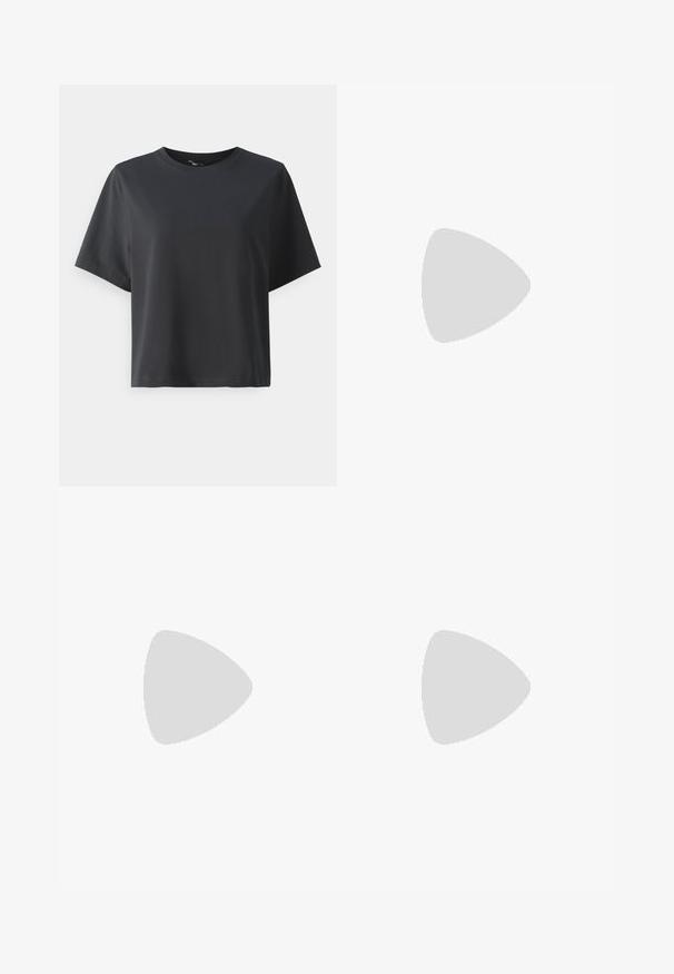 Mustat puuvillapaita, lyhyet hihat, pyöreä kaula-aukko, rento istuvuus, sileä pinta, yksinkertainen muotoilu, ilman kuvioita tai koristeita.; Mustat levenevät farkut tyylikkäällä muotoilulla, valmistettu sileästä materiaalista. Varustettu viidellä hopeanvärisellä napilla ja etutaskuilla.; Hopeiset metallinhohtoiset sandaalit minimalistisella muotoilulla, joissa on ohuet hihnat ja musta tasapohja. Korostuksia tarjoavat ristikkäin menevät hihnat.; Hope hopeita hopeita, joissa on sileä, pyöreä muoto ja kiiltävä pinta. Ne ovat ohuita ja kevyitä, ja niissä on yksinkertainen lukitus.