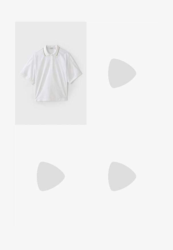 Balts polo krekliņš ar īsām piedurknēm, ar pogām un zaļas un dzeltenas krāsas apkakles akcentiem, kā arī sāniem ir tīkla detalizācijas. Klāt LACOSTE logotips.; Balta plisētā svārku ar teksturētu dizainu, kas satur zīmola elastīgu jostasvietu. Materiāls ir gluds, ar slāņveida segmentiem.; Melni čības ar teksturētu gumijas zoli, divām plānām siksniņām un smalku, iespiedotu logotipa detaļu uz siksniņas.; Melnas ādas rokassoma ar strukturētu formu, gludu tekstūru un vienu plecu siksnu. Raksturīga diskreta, noapaļota vāka dizains.