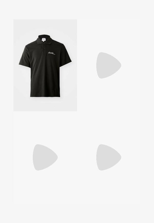Črna polo majica s kratkimi rokavi z dvema gumboma in belim pisanjem "Lacoste" na levi strani prsi.; Črne široke hlače iz mehkega blaga z elastičnim pasom in nastavljivim vrvico, opremljene s stranskimi žepi in gladko teksturo.; Temno rjave usnjene čevlje s srednje dolgim dizajnom, rumenimi šivi, nastavljivimi sponkami in zanka za vlečenje na vrhu. Tekstura na površini.; Črne pravokotne sončna očala s temno sivimi lečami. Imajo teksturirano črno stranico in majhen zeleni logotip blizu tečaja. Mat zaključek.