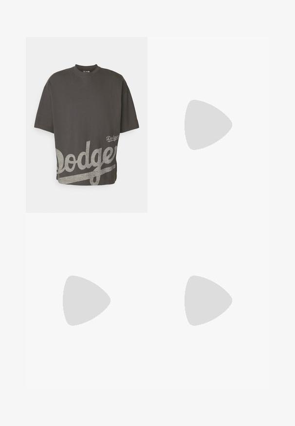 New Era MLB LOS ANGELES DODGERS OVERSIZED T-SHIRT - Sport T-shirt - black; Zwarte broeken gemaakt van een gladde stof, met een rechte pijpdesign, voorplooien en een knoopsluiting in de taille.; Zwarte leren instappers met een dikke rubberen zool, voorzien van een verhoogd platform en een band over de wreef. Glad oppervlak en ronde vorm.; Metalen zonnebril met donkergroene glazen. Slanke pootjes, matte zwarte accenten en een avant-gardistisch design. Verstelbare neuskussentjes voor extra comfort.