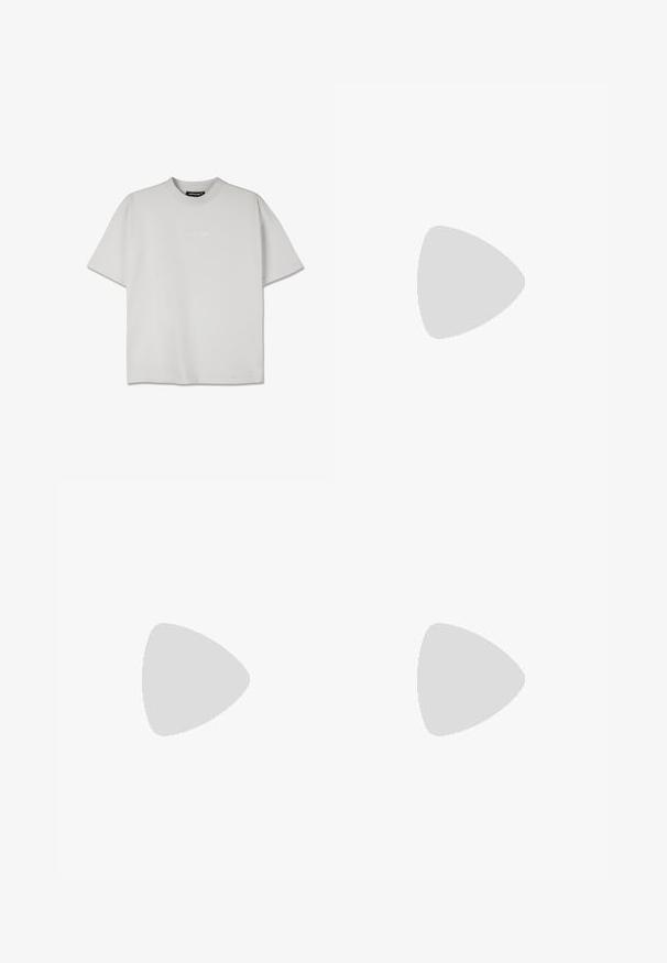 Tricou din bumbac cu mânecă scurtă, gri deschis, cu guler rotund. Prezintă un logo subtil în relief pe față. Croială lejeră.; Pantaloni scurți negri cu talie înaltă, confecționați dintr-un material elastic, având o textură netedă și un design ajustat care ajunge până la mijlocul coapsei.; Pantofii sport albi cu dungi albastre, partea superioară texturată, talpăplată și branding "LIGHTSTRIKE PRO" pe lateral. Design cu profil jos.; Ochelari de soare sport cu lentile gri, accente portocalii și brațe albe cu model. Concepuți pentru performanță, cu o formă învăluită.