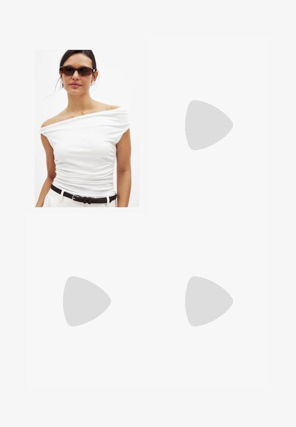 Witte off-shoulder top met geplooide details, gecombineerd met een zwarte riem. Het model draagt bruin-getinte zonnebril en zilveren oorbellen. Glad materiaal.; Florale maxi rok, elastische tailleband, met een meerkleurig paisleypatroon met rode, blauwe en zwarte accenten op een lichte achtergrond.; Bruine leren instapsandalen met een brede band met een gouden gespaccent en een gestructureerd patroon, geplaatst op een platte zwarte zool.; Geweven stro-tas met gevlochten textuur, donkerbruine leren handvatten en basis, wijd cirkelvormig ontwerp en open bovenkant.