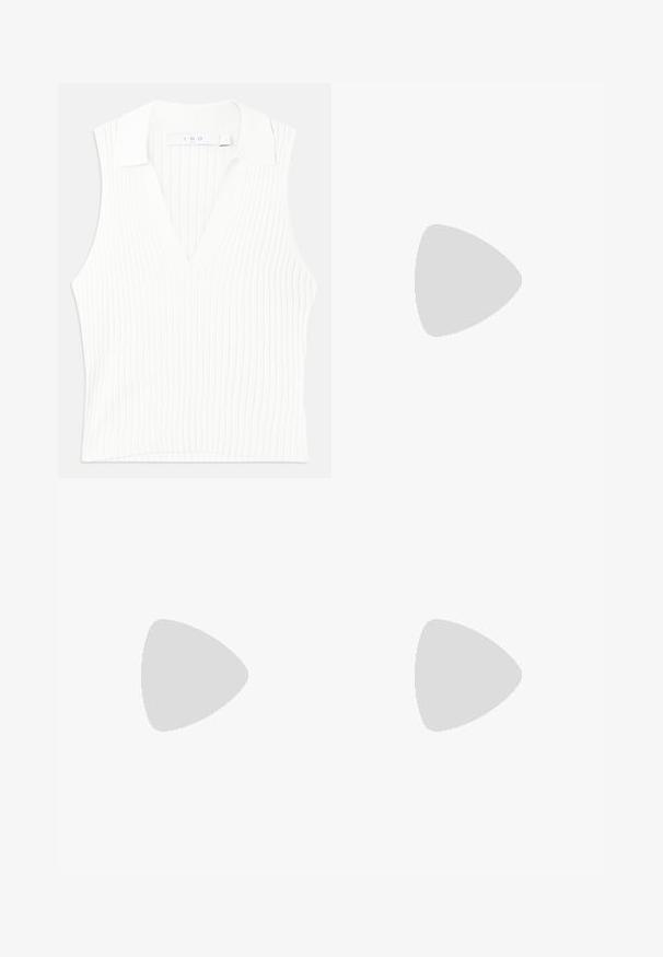 Blusa branca sem mangas com decote em V e textura canelada, apresentando um colarinho e um design ajustado. Linhas limpas com riscas verticais subtils.; Calças largas azul-marinho com uma textura suave, frente lisa e passadores para cinto. Apresentam um design minimalista, sem padrões ou detalhes visíveis.; Bota ankle preta em pele com uma textura suave, bico fino e um salto alto robusto. Apresenta uma abertura lateral e um design minimalista.; Saco de couro preto com uma alça de corrente prateada, apresentando ornamentos em forma de asas e costura branca ao longo da costura inferior.
