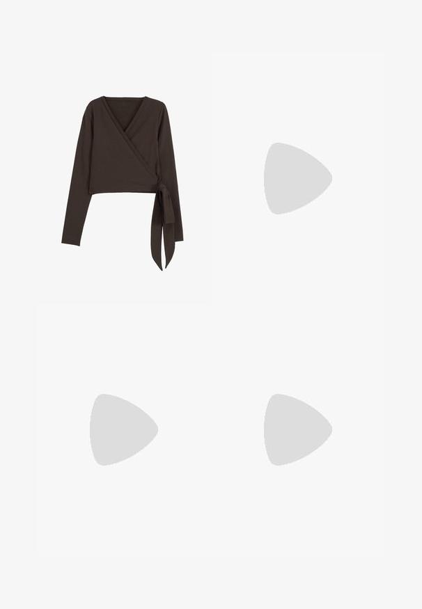 Pruun pika käistega rätsepatop, millel on sügav V-kaelus ja külgside detail. Valmistatud pehmest ja venivast kangast, millel on sile tekstuur.; Roosad retuusid kõrge vöökohtaga, valmistatud siledast ja venivast kangast. Omavad minimaalset õmblusdetaili ja väikest logosümbolit.; Valge spordijalats, millel on tekstuuriga pealne osa, lame paelakinnitus ja silmapaistev kummist tallad, millel on vertikaalsed sooned. Külgedel on logo.; Pruun faux nahast õlaline kott, millel on kaarjas kuju, minimaalne õmblemine ja kuldse tooni metallist aksessuaar. Omab ülemist tõmblukku ja reguleeritavat rihma.