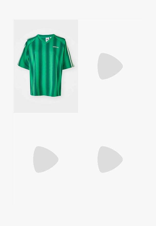 Zelený pruhovaný dres Adidas s výstrihom do V, krátkymi rukávmi, tromi bielymi pruhmi na pleciach a malým logom na hrudníku. Hladká textúra.; Červené športové šortky vyrobené z ľahkého materiálu s elastickým pásom, s tromi čiernymi vertikálnymi pruhmi po bokoch a logom.; Čierne kožené poltopánky s hladkým povrchom, s dekoratívnym pásikom, okrúhlou špičkou a textúrovanou podrážkou. Nosené s dlhou čiernou koženou sukňou.; Strieborné kruhové náušnice s prúteným dizajnom, s lešteným povrchom a zapínaním na kolíček. Majú priemer približne 3 cm.