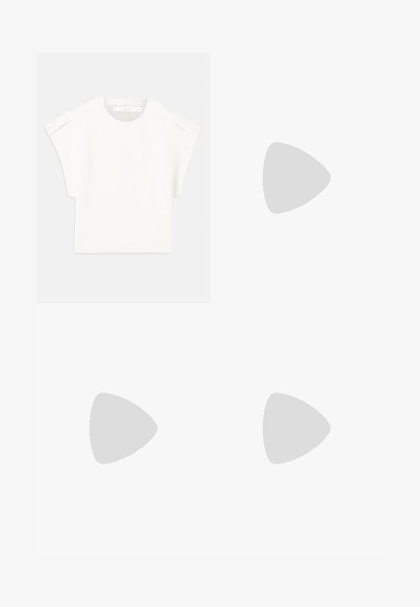 T-shirt blanc rectangulaire à manches courtes. Fabriqué en tissu lisse, avec un col rond et des accents subtils aux épaules. Design simple.; Jupe maxi noire en tissu lisse et léger, dotée d'une taille haute avec des bretelles croisées et d'une silhouette droite.; Escarpin noir en cuir verni avec un design à bout pointu et une silhouette élégante. Présente une finition lisse et brillante ainsi qu'un talon aiguille fin.; Sac seau en cuir noir avec une finition texturée, accents en matériel doré et une ouverture en haut. Il dispose d'une courte poignée et d'une sangle d'épaule réglable.