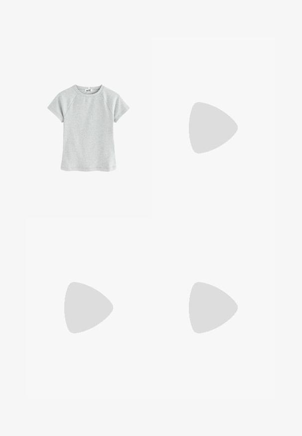 Camiseta de manga corta gris claro con cuello redondo, fabricada en un tejido texturizado, con mangas raglán y dobladillo recto.; Pantalones de rayas con textura acanalada que presentan un patrón en azul marino y blanco, con dobladillo acampanado y cinturilla elástica. La textura es suave y con una silueta ajustada.; Chanclas negras con suela de goma texturizada, dos tiras delgadas y un sutil detalle de logo en relieve en la tira.; Gafas de sol de carey con un marco cuadrado, lentes marrones degradados y sutiles acentos dorados en las patillas.; Bolso de hombro de cuero negro con forma curva, cierre de cremallera y correa ajustable. Presenta un logo en relieve en la parte frontal.