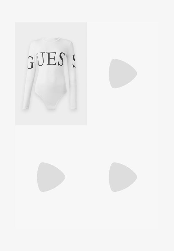 Balts garās piedurknes bodijums ar melnu uzrakstu "GUESS" priekšā un uz piedurknēm. Gluda, stiepšanās auduma struktūra ar pieguļošu siluetu.; Persiku krāsas, slāņots svārku modelis, izgatavots no viegla materiāla. Tam ir plata josta un maiga krokota tekstūra visā virsmā.; Melnas ādas slingback papēži ar norādītu purngalu, izsmalcinātu papēdi un dekoratīvu sprādzi uz priekšpuses. Gluda tekstūra un elegants dizains.; Melna spīguļota mini rokas soma ar mezglotu teksturētu siksniņu un sudraba ķēdi. Apaļa forma ar sakopotām malām un atstarojumu detaļām.