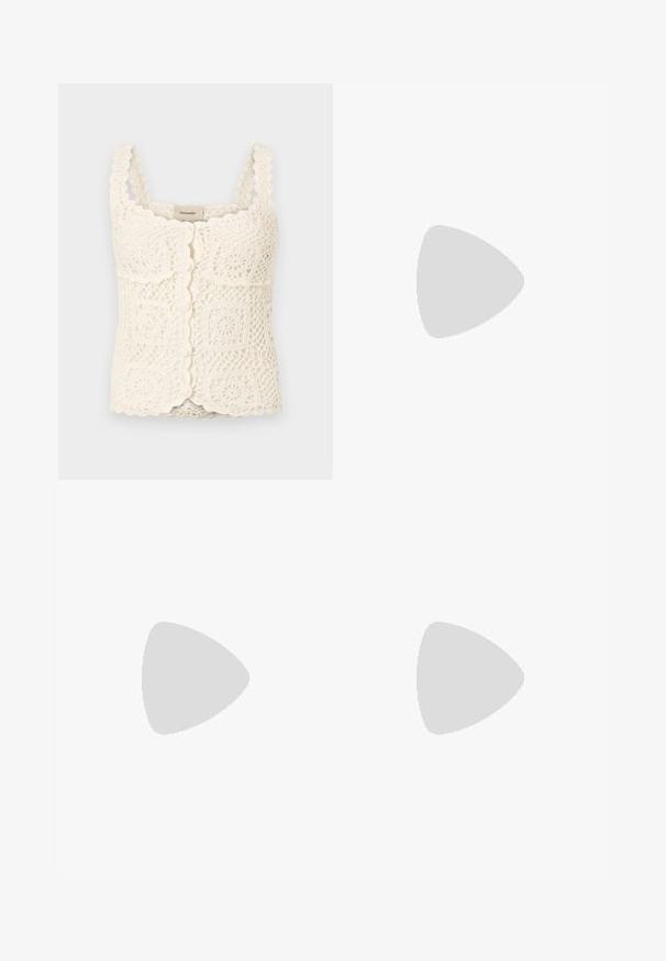 Cremfarbener Häkeloberteil mit gewellten Kanten und quadratischen Motiven. Verfügt über verstellbare Träger und einen Knopfverschluss. Hergestellt aus strukturiertem, leichtem Stoff.; Weiße Strickröcke mit einem strukturierten Muster und vertikalen Streifen; mit einem Kordelzug-Bund und einem gekerbten Saum.; Schwarze Lederloafers mit einer glatten Oberfläche, ausgestattet mit einem dekorativen goldfarbenen Hardwareakzent an der Vorderseite. Niedriges Design und abgerundete Zehenpartie.; Schwarz-goldene Sonnenbrille mit grünen Gläsern, katzenaugenförmig, mit metallischen Akzenten und einem strukturierten Rahmen.