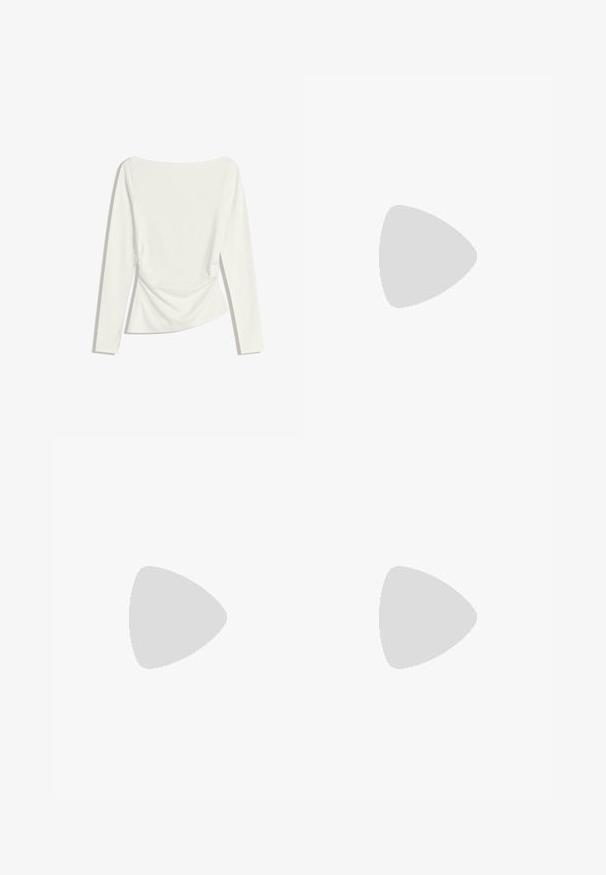 Top da donna bianco a maniche lunghe con scollatura a barca, dettaglio vita arricciato e silhouette leggermente aderente.; Shorts in denim nero con orli sfrangiati, vita alta, cinque tasche e chiusura con bottone. La texture vissuta aggiunge interesse visivo.; Sandalo nero con tacco a stiletto, design con cinturino annodato, punta aperta e tacco sottile. Texture liscia con dettagli in ottone dorato sui cinturini.; Borsa a spalla in pelle verniciata nera con una forma curva, texture liscia e chiusura a cordoncino, indossata con un maglione texturizzato rosso-verde.