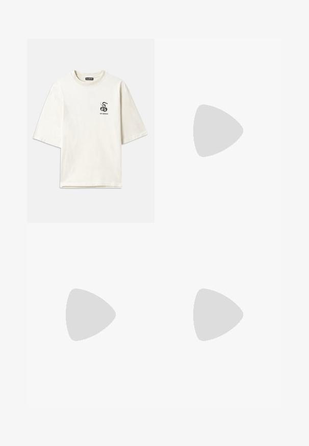 Kremowa, oversize'owa koszulka wykonana z bawełny. Ma krótkie rękawy i małą czarną grafikę węża po lewej stronie klatki piersiowej.; Ciemnoszare bawełniane szorty z elastycznym pasem, o prostym kroju, z ozdobnym ściegiem i małym białym logo z boku.; Sneakers z czarnymi i szarymi panelami, teksturowaną siateczką, gładką skórą i kremową gumową podeszwą o minimalistycznym designie.; Czarna torba o prostokątnym kształcie, wykonana z gładkiego materiału. Posiada suwak na górze, regulowany pasek i biały napis: "HAN KJØBENHAVN."