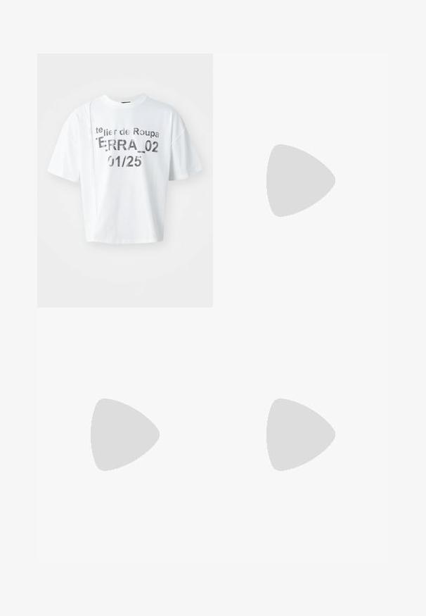 T-shirt en coton blanc à coupe décontractée, avec un imprimé en texte noir audacieux : "atelier de Roupa TERRA_02 01/25" à l'avant.; Conception d'une mini-jupe en denim avec un motif de jeans bleu imprimé, dotée d'une taille blanche, de coutures orange et de détails avec fentes latérales.; Botte de cowboy en cuir marron avec un embout pointu, un talon compensé et des broderies décoratives. Dispose d'un long tige et d'une languette de tirage.; Lunettes de soleil avec une monture en plastique noir élégant et des verres teintés jaunes, dotées d'une forme angulaire distincte et de branches larges pour une meilleure protection.; Sac à main en cuir laqué rouge de forme triangulaire, avec une large ouverture en haut et une seule anse courbée. Texture lisse avec des détails de couture minimaux.
