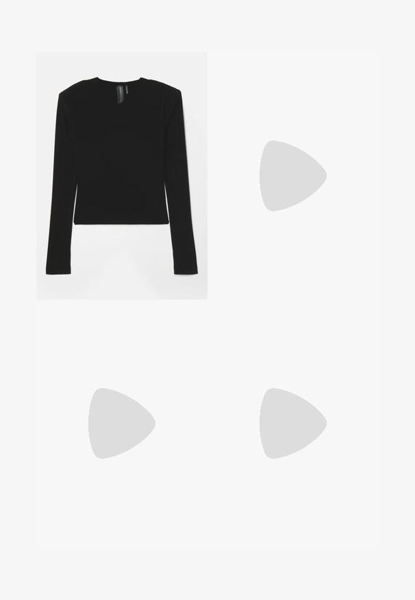 Czarna bluzka z długim rękawem, wykonana z elastycznego materiału, z dekoltem w serek i dopasowanym krojem, charakteryzująca się gładką fakturą i skróconą długością.; Czarne spodnie o szerokich nogawkach z elastycznym pasem, wykonane z gładkiego materiału. Nie mają kieszeni ani wyraźnych wzorów.; Czarne szpilki z ostrym noskiem, pokryte teksturą skóry krokodyla, charakteryzujące się eleganckim wzornictwem, wysokim obcasem w stylu stiletto oraz gładkim czarnym wnętrzem.; Czarna torebka z ćwiekowanymi zdobieniami, łańcuszkowym paskiem i gładkim skórzanym uchwytem, o zaokrąglonym kształcie i zamykanej kieszeni.