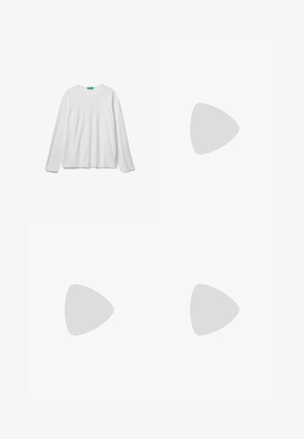 Effen witte lange mouwen crewneck shirt met een groene label bij de hals, plat gelegd op een witte achtergrond.; Linnen broeken in olijfgroen, met een rechte snit, lussen voor een riem, een sluiting met een knoop aan de voorkant en zijzakken. Soepele textuur, minimalistisch ontwerp.; Grijze en zwarte Nike hardloopschoen met zichtbare veerachtige demping onder de zool en een wit swoosh-logo aan de zijkant.; Canvas tote bag in lichtbeige met dubbele handvatten, voorzien van het "SAMSOE" logo in het wit gedrukt op de voorkant. Rechthoekige vorm met een eenvoudig ontwerp.