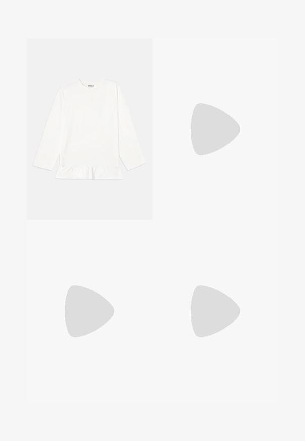 Bela majica z dolgimi rokavi iz mehkega blaga, ki ima naborkan rob. Njena zasnova vključuje okroglo izrez in subtilni logotip na prsih.; Denim krilo z modrim telesom, belim perforiranim pasom in vrvicami. Ima sprednje žepe in ravno krojen obliko z neobdelanim robom.; Črne usnjene gležnarske čevlje z gladko teksturo, koničastim nosom in debelim visokim petam. Imajo stransko odprtino in minimalističen dizajn.; Črna usnjena torbica s srebrnim verižnim ročajem, ki ima okrasne krilate poudarke in belo šivanje ob spodnjem šivu.