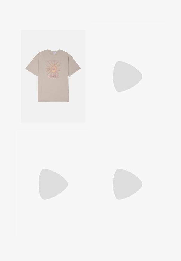 Beige bomulls t-skjorte med korte ermer og et sentralt grafisk motiv av en sol med teksten "MYSTICAL SUNRISE" i rosa og gult.; Lyseblå vidbente bukser laget av denim. Har høy midje, fem lommer og knappelukking. Rett snitt med en ren kant.; Hvide platform sneakers med en glat læderoverflade, perforerede detaljer og flade snørebånd; har en tyk hvid gummisål.; Pilotbriller med gradient blå linse, sølvfarget metallramme og dekorative stjerneaksenter på linsen. Glatt og stilren design.