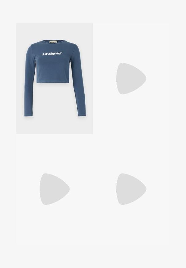 Camisa azul curta de mangas compridas, feita de algodão macio, apresentando o logótipo "lowlights" bordado em branco na parte da frente. Textura suave, gola canelada.; Calças de moletão largas bege, feitas de tecido macio, com uma cintura elástica, bolsos laterais e um pequeno detalhe de logótipo bordado.; Bota de tornozelo de couro castanho com acolchoamento preto, ilhós dourados e uma sola texturizada. Apresenta um logótipo circular na lateral e detalhes de costura.; Óculos oversized transparentes castanhos com lentes retangulares e hastes finas. Cantos angulados, ligeiramente arredondados e acentos de hardware visíveis.