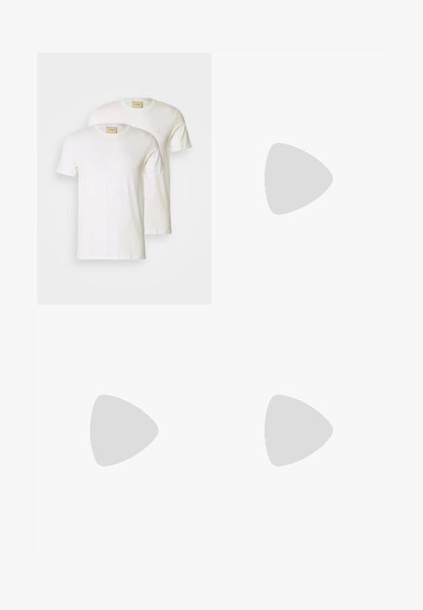 T-shirt bianche in cotone con maniche corte, colletto tondo e un piccolo logo sul petto, presentate in un pacco da due. Texture liscia.; Jeans in denim blu scuro con un design a gamba dritta, dotati di chiusura con bottoni, cinque tasche e dettagli di cucitura a contrasto.; Sneaker bianco Calvin Klein con suola nera, pannelli in suede e mesh, logo CK sul lato e branding Calvin Klein sul tallone e sulla suola.; Bracciale in argento con maglie ovali e rettangolari dal finish liscio. Logo Calvin Klein inciso su una maglia piatta.