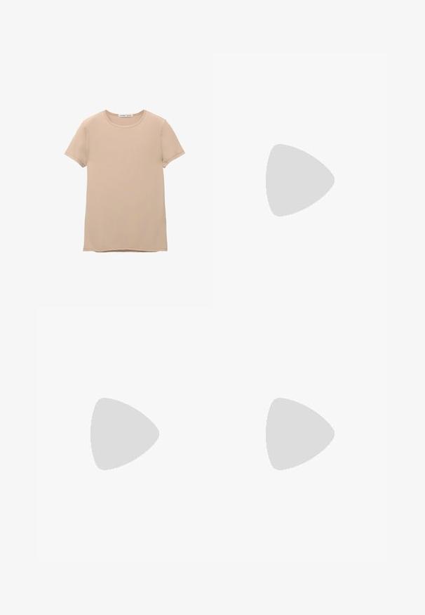 PULL&BEAR SHORT SLEEVE  - T-shirt basic - beige; Pantaloni beige a gamba larga con una trama liscia, caratterizzati da una parte anteriore plissettata, passanti per cintura e due tasche laterali. Realizzati in tessuto leggero.; Sneaker in suede marrone con dettagli e lacci bianchi. Suola in gomma color gomma. Indossati con calzini bianchi con righe nere. Pavimento verde texturizzato.; Occhiali da sole marroni con una montatura geometrica, caratterizzati da lenti marroni intense e sottili accenti in metallo sulle aste, su uno sfondo neutro.; Borsa a spalla in tessuto marrone con un corpo ampio e arrotondato e una grande maniglia a taglio. Texture morbida, design minimalista e senza hardware visibile.